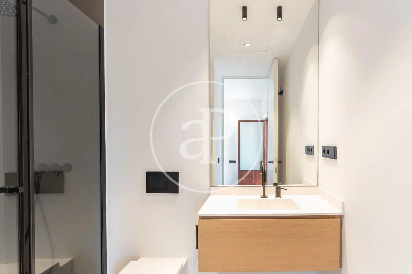Baño de Piso de alquiler en Barcelona con Aire acondicionado, Calefacción y Jardín privado