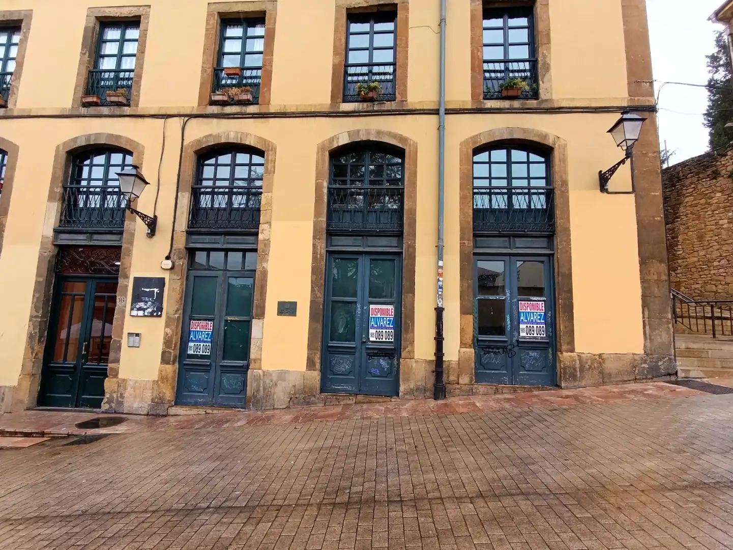 Vista exterior de Local de lloguer en Oviedo 