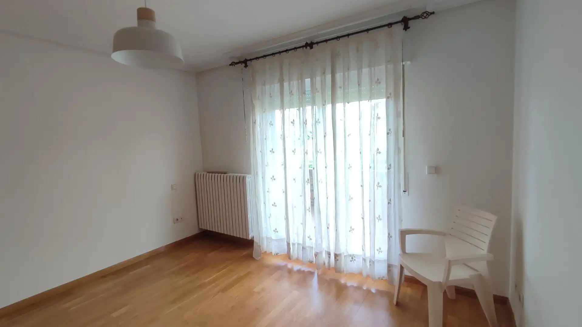 Habitación de Casa adosada de alquiler en Zaragoza con Aire acondicionado, Calefacción y Jardín privado