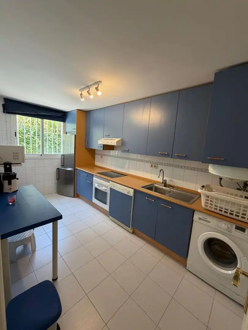 Cocina de Apartamento de alquiler en Marbella con Aire acondicionado, Calefacción y Jardín privado