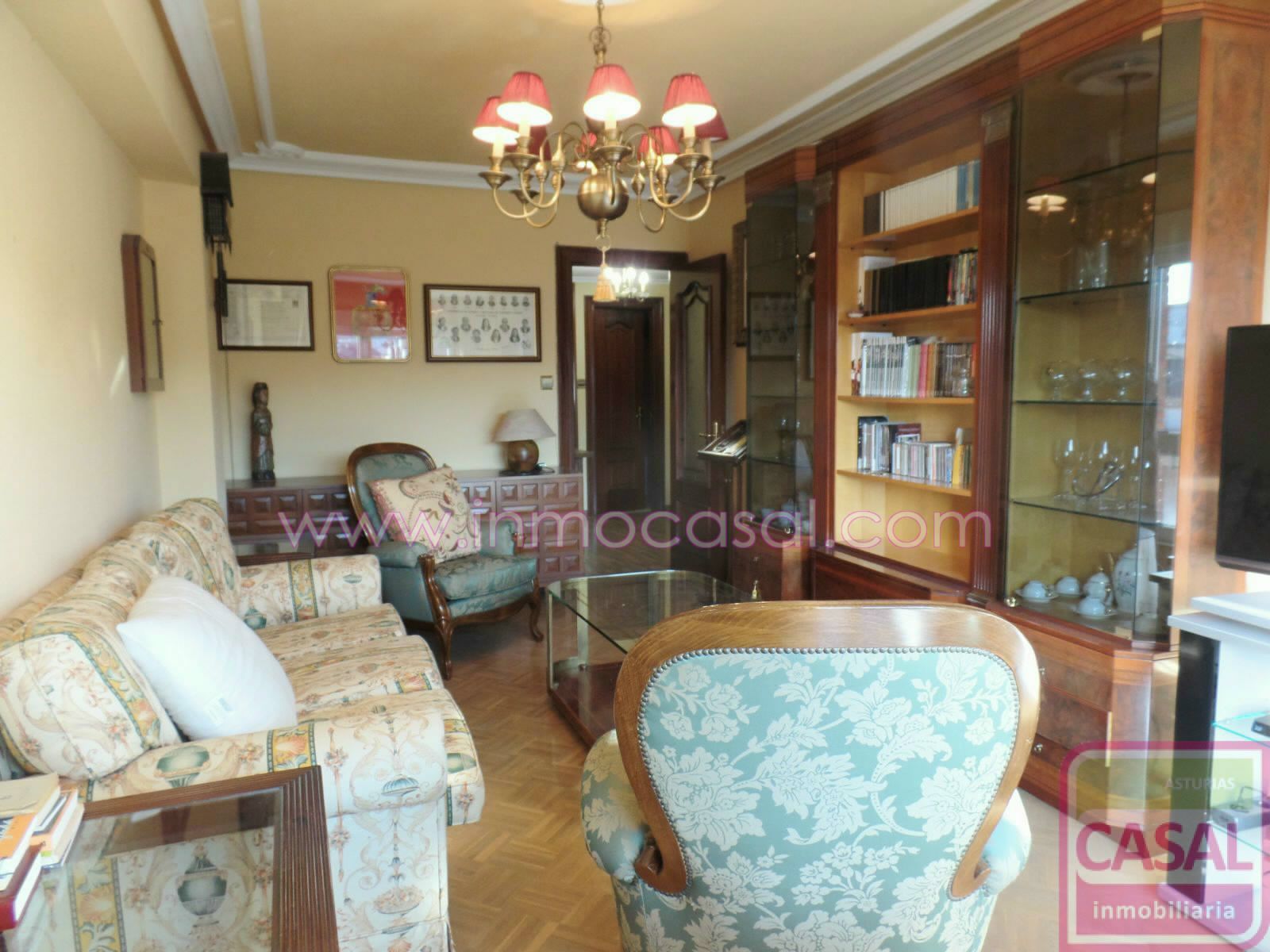 Sala de estar de Piso en venta en Oviedo  con Calefacción, Terraza y Amueblado