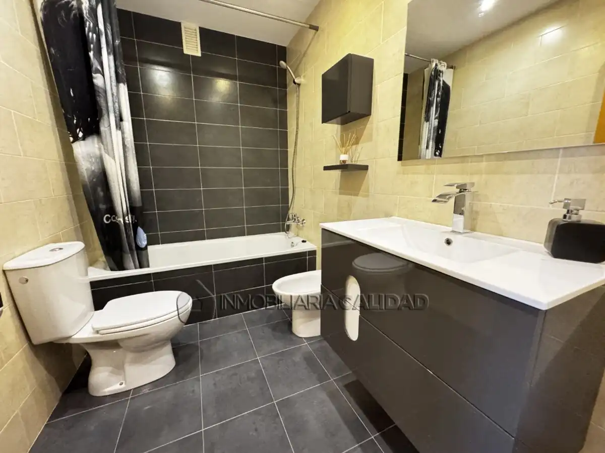 Baño de Piso en venta en Burgos con Calefacción, Terraza y Trastero