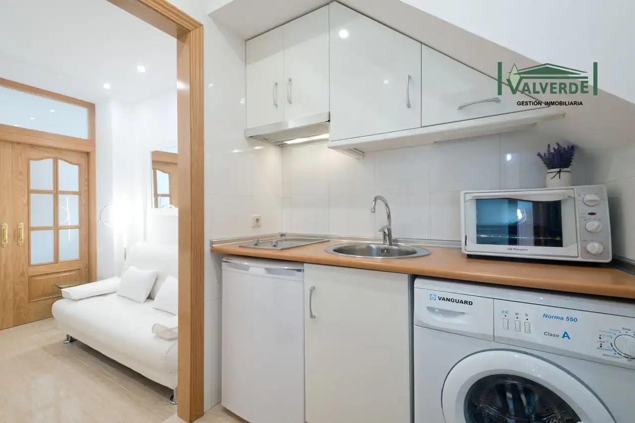 Cuina de Apartament de lloguer en Granada amb Aire condicionat, Calefacció i Moblat
