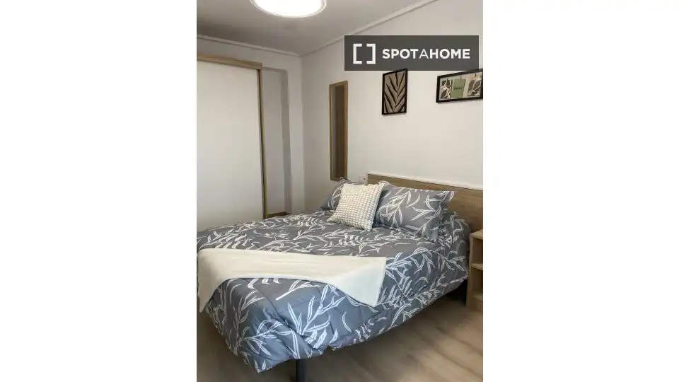 Habitación de Piso de alquiler en Zaragoza con Aire acondicionado, Calefacción y Amueblado
