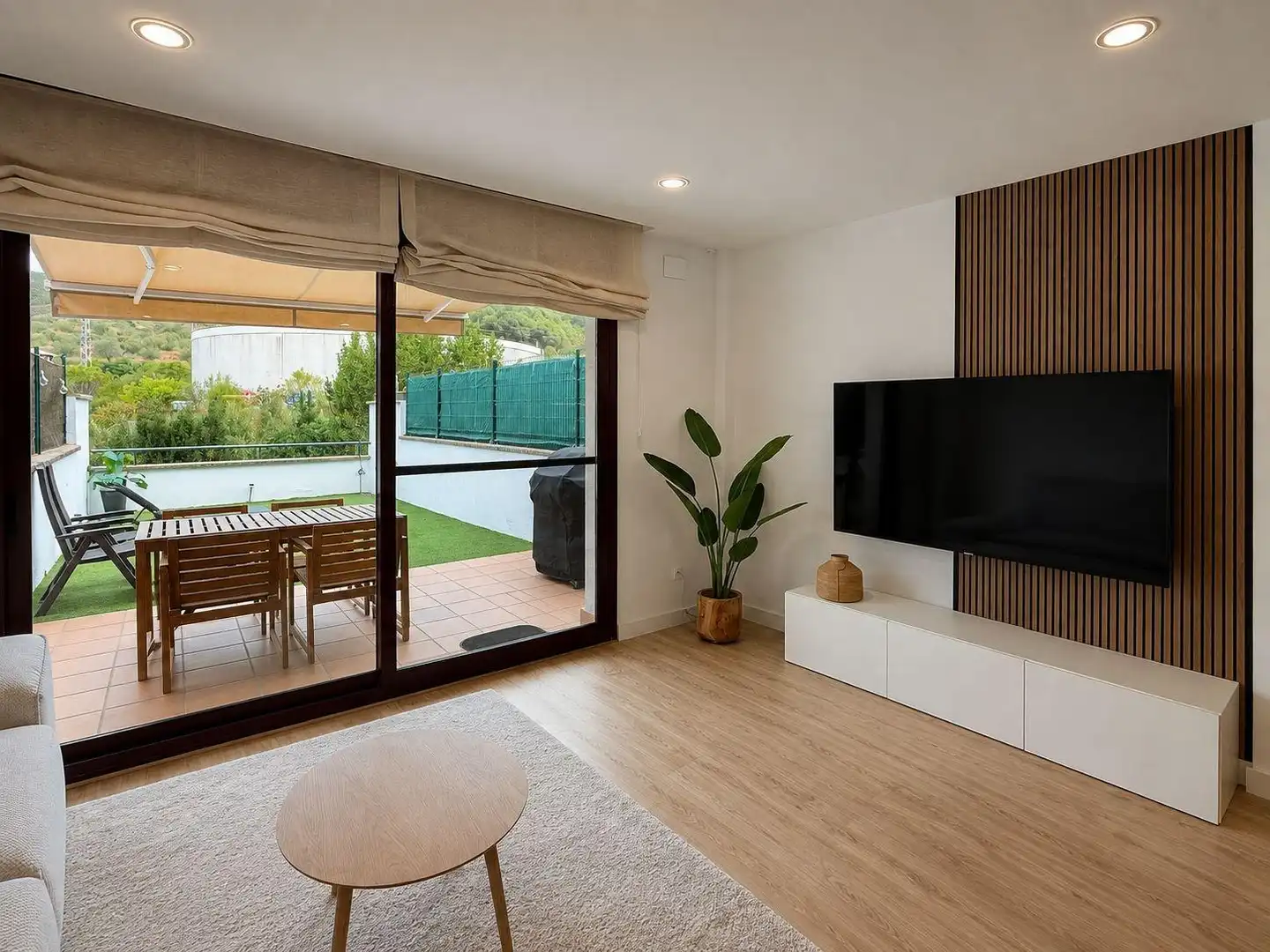 Sala d'estar de Casa adosada en venda en Castellar del Vallès amb Aire condicionat, Calefacció i Jardí privat