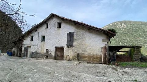 SE VENDE CASERÍO CON TERRENO EN MENDARO