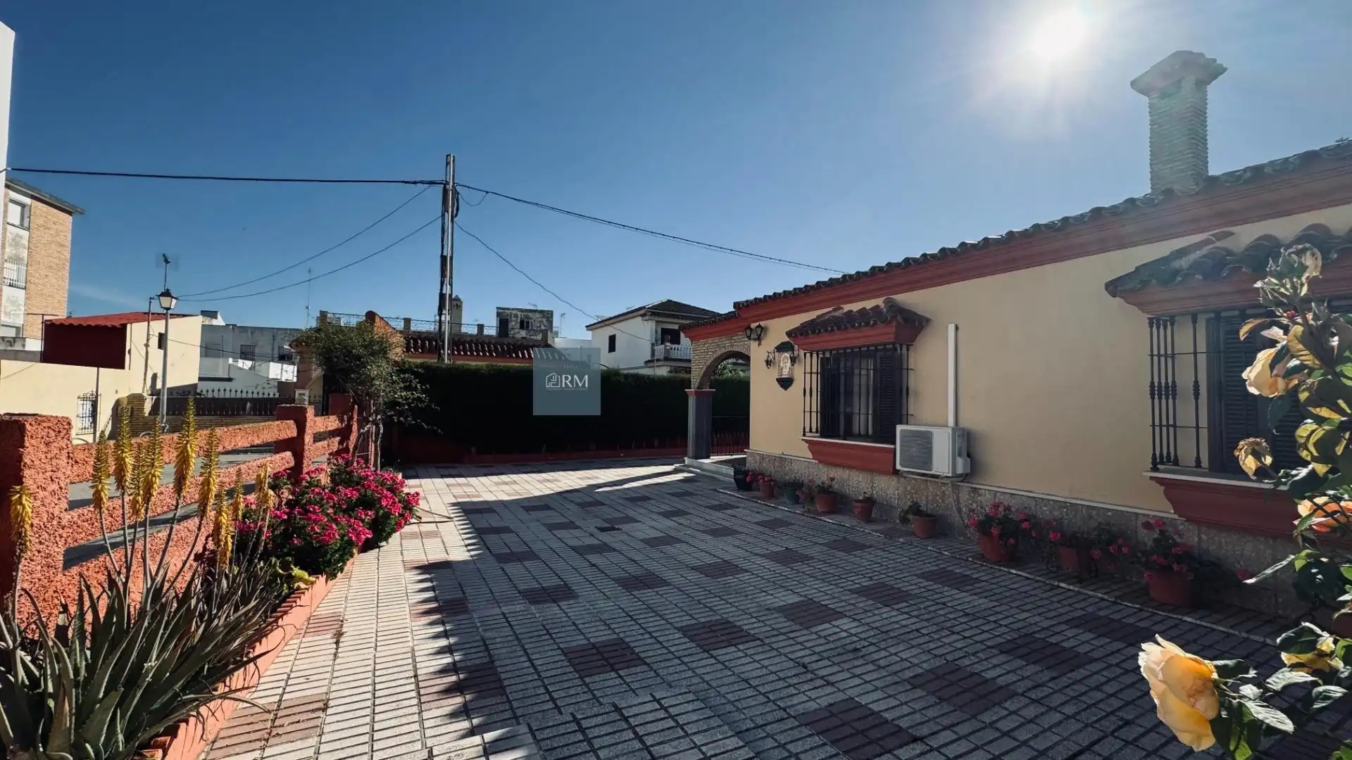 Vista exterior de Casa o xalet en venda en Sanlúcar de Barrameda amb Jardí privat, Terrassa i Traster