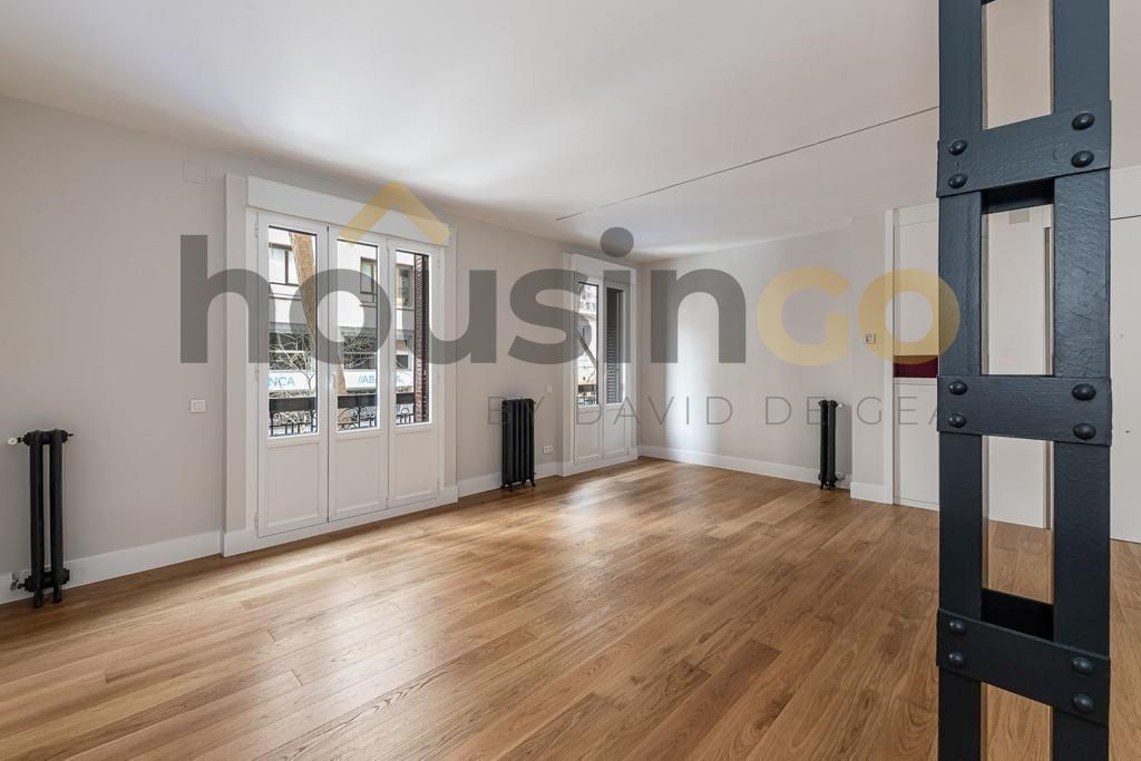 Living room of Flat for sale in  Madrid Capital  with Air Conditioner, Heating and Parquet flooring