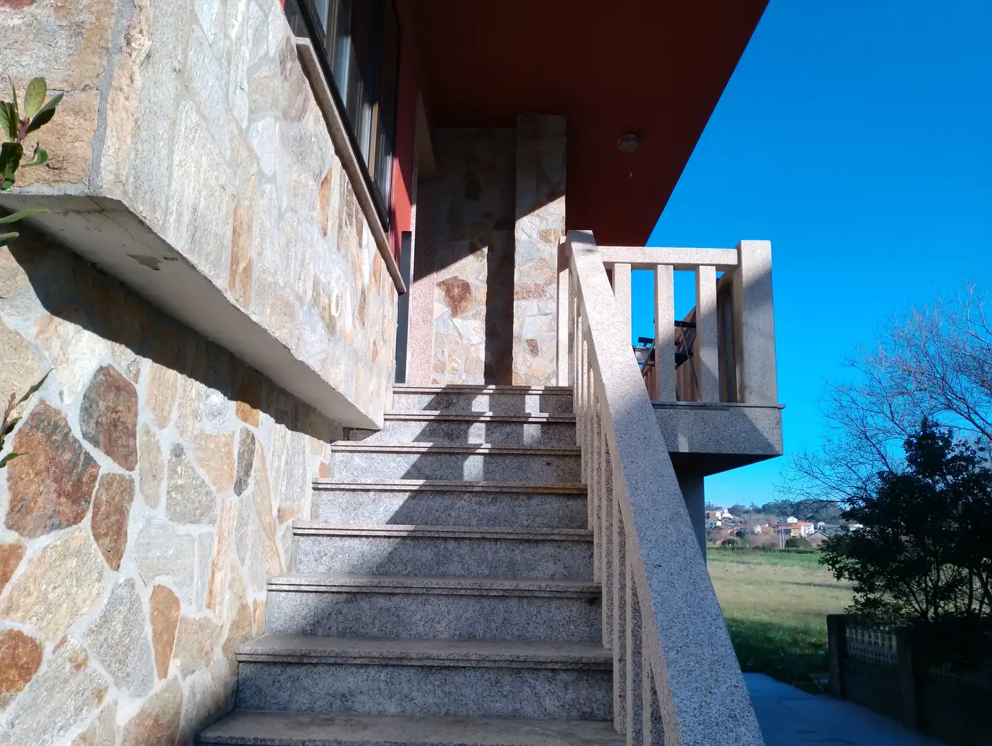 Vista exterior de Casa o xalet en venda en Ribeira amb Calefacció, Jardí privat i Parquet