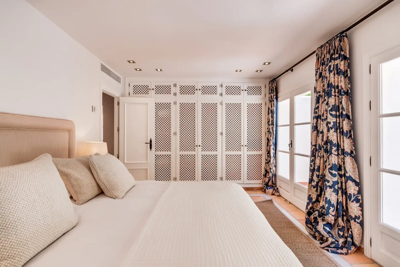 Habitación de Planta baja en venta en Benahavís con Aire acondicionado, Terraza y Piscina