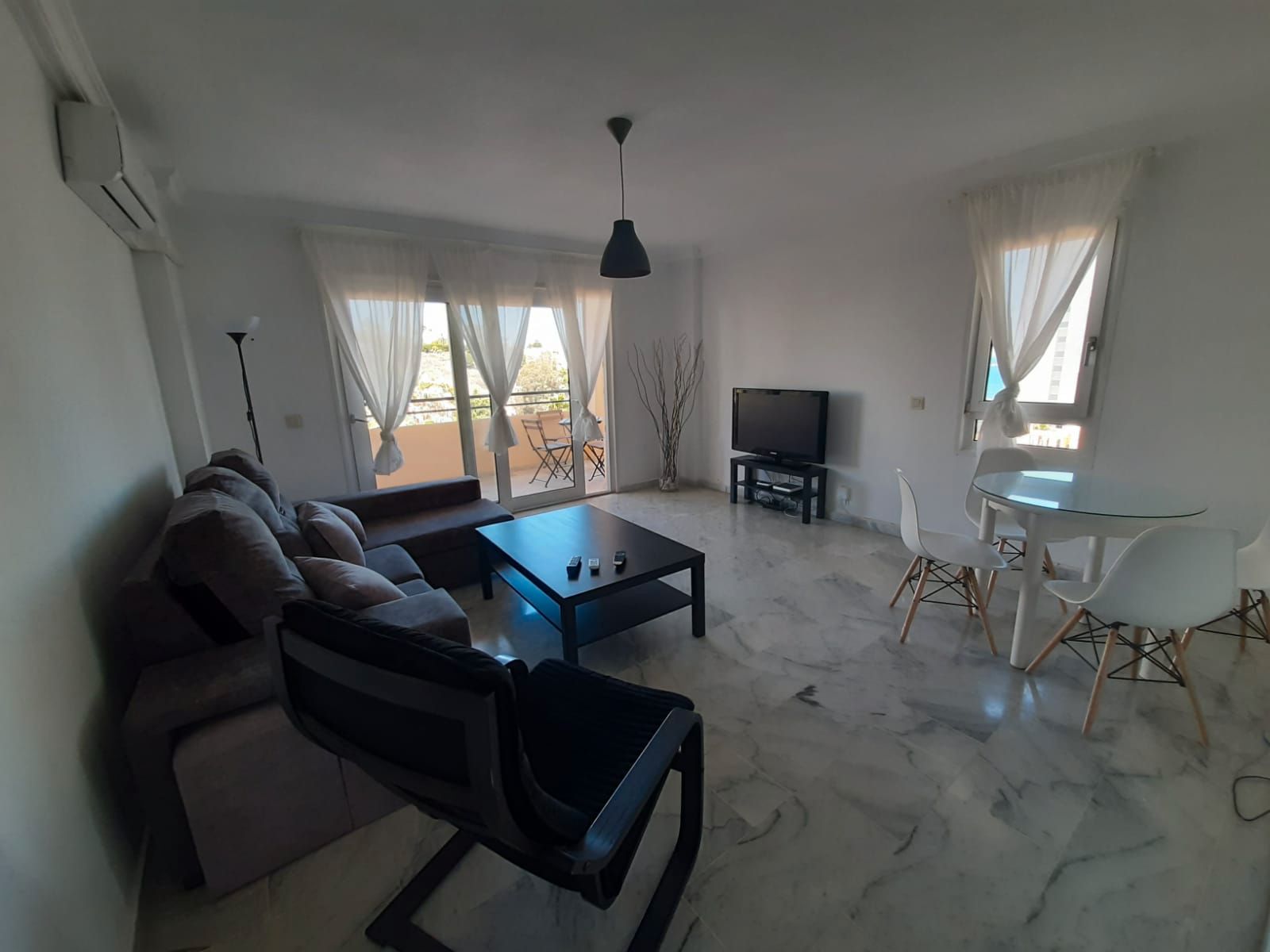 Sala d'estar de Pis de lloguer en Benalmádena amb Aire condicionat, Terrassa i Moblat