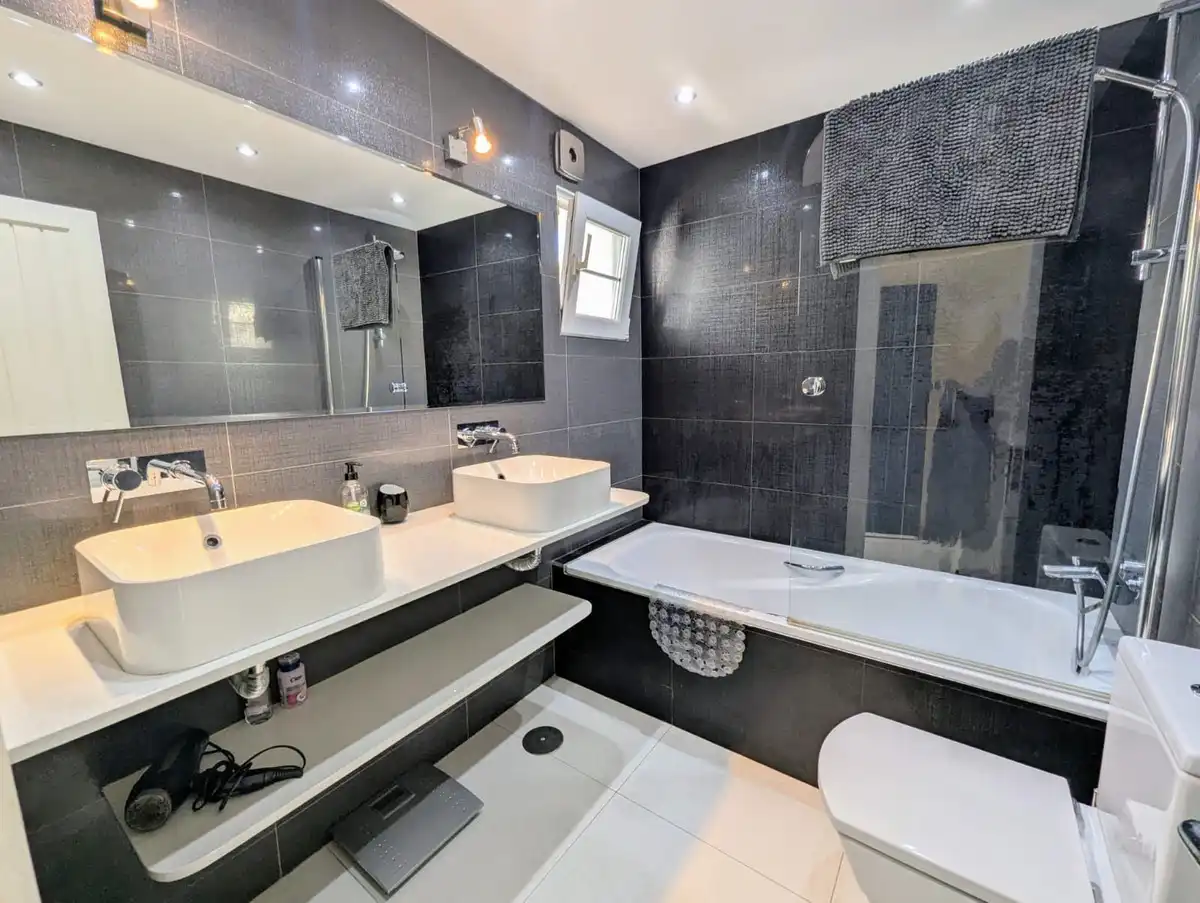Baño de Ático en venta en Marbella con Aire acondicionado, Amueblado y Piscina comunitaria