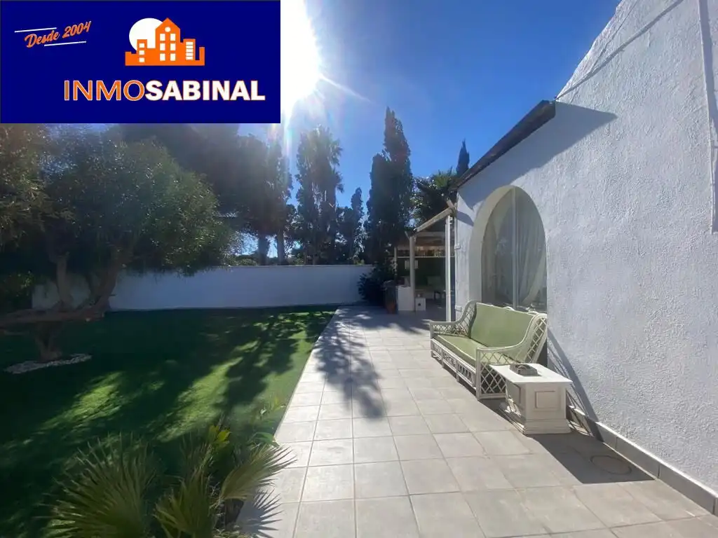 Vista exterior de Casa o chalet en venta en Roquetas de Mar con Aire acondicionado, Jardín privado y Piscina