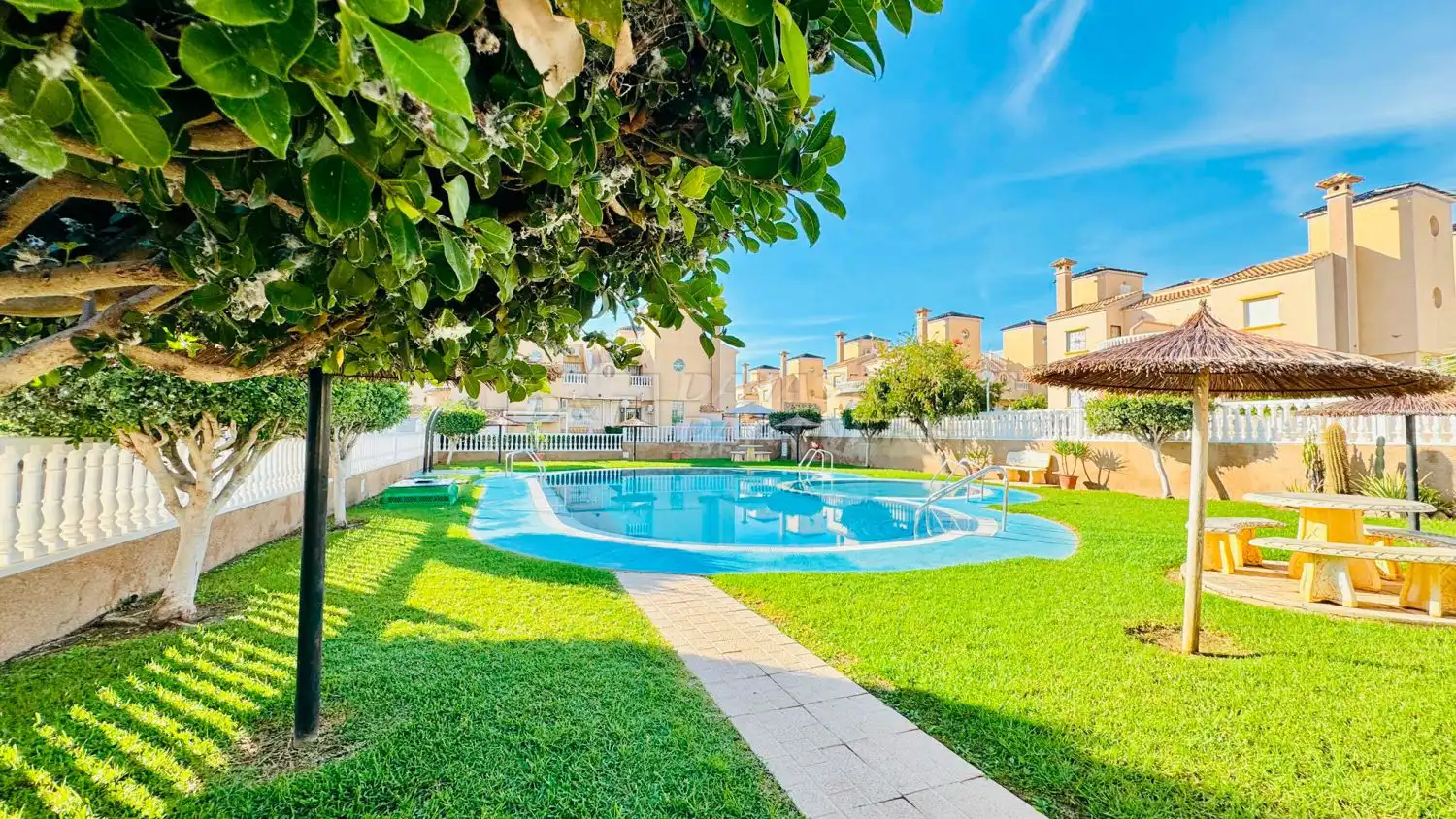Piscina de Casa adosada en venda en Orihuela amb Jardí privat, Terrassa i Piscina comunitària