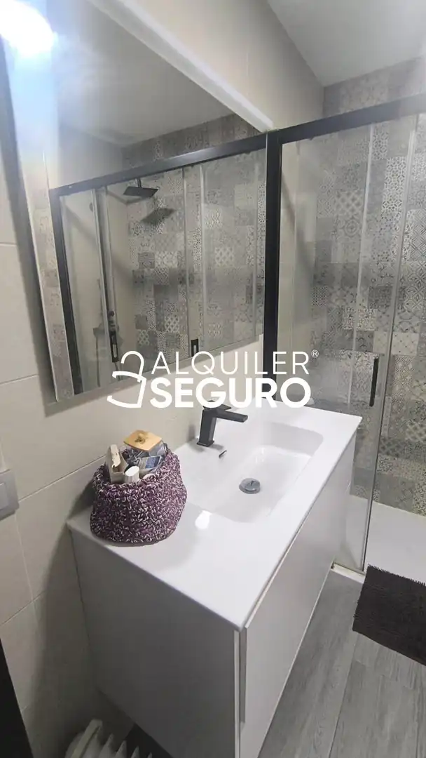 Bathroom of Flat for rent in Sevilla  with Air Conditioner and Furnished
