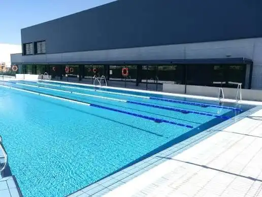 Schwimmbecken von Einfamilien-Reihenhaus zum Verkauf in Marbella mit Heizung, Terrasse und Balkon