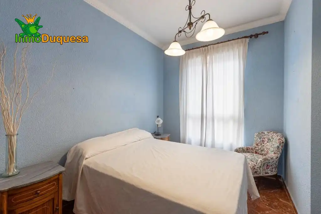 Habitación de Casa adosada en venta en Granada con Aire acondicionado, Calefacción y Jardín privado