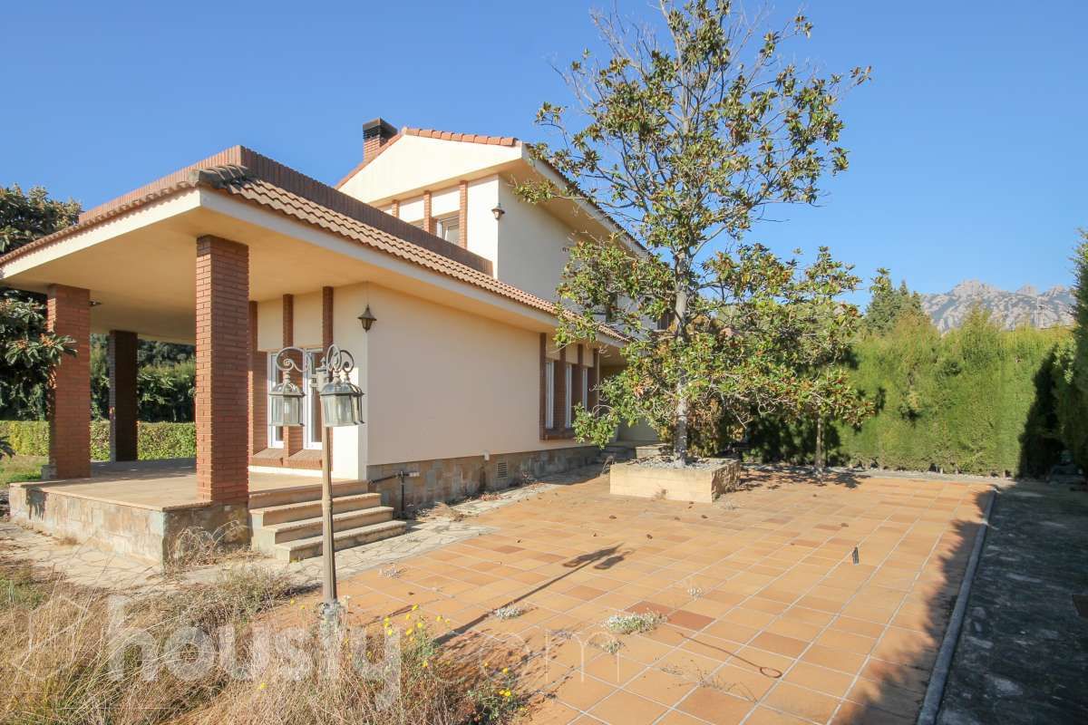Vista exterior de Casa o xalet en venda en El Bruc amb Calefacció, Jardí privat i Terrassa