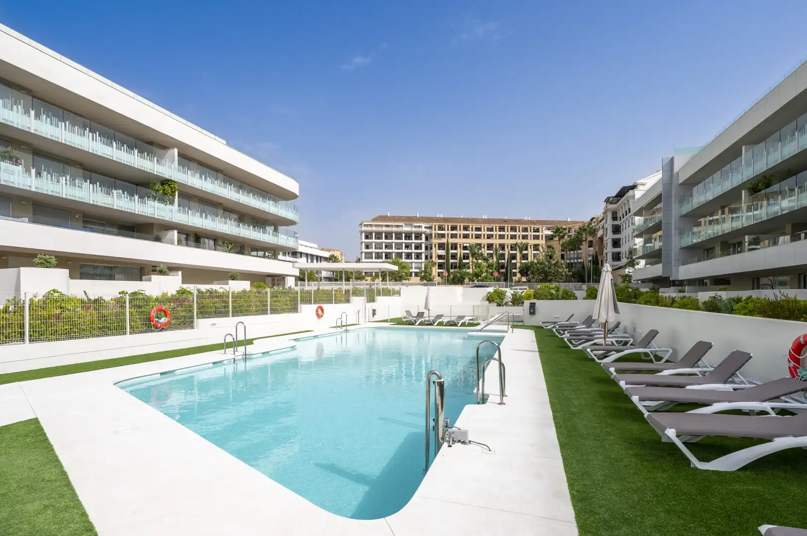 Apartamento con piscina en venta en ANTONIO JESUS GARCIA OCON 8