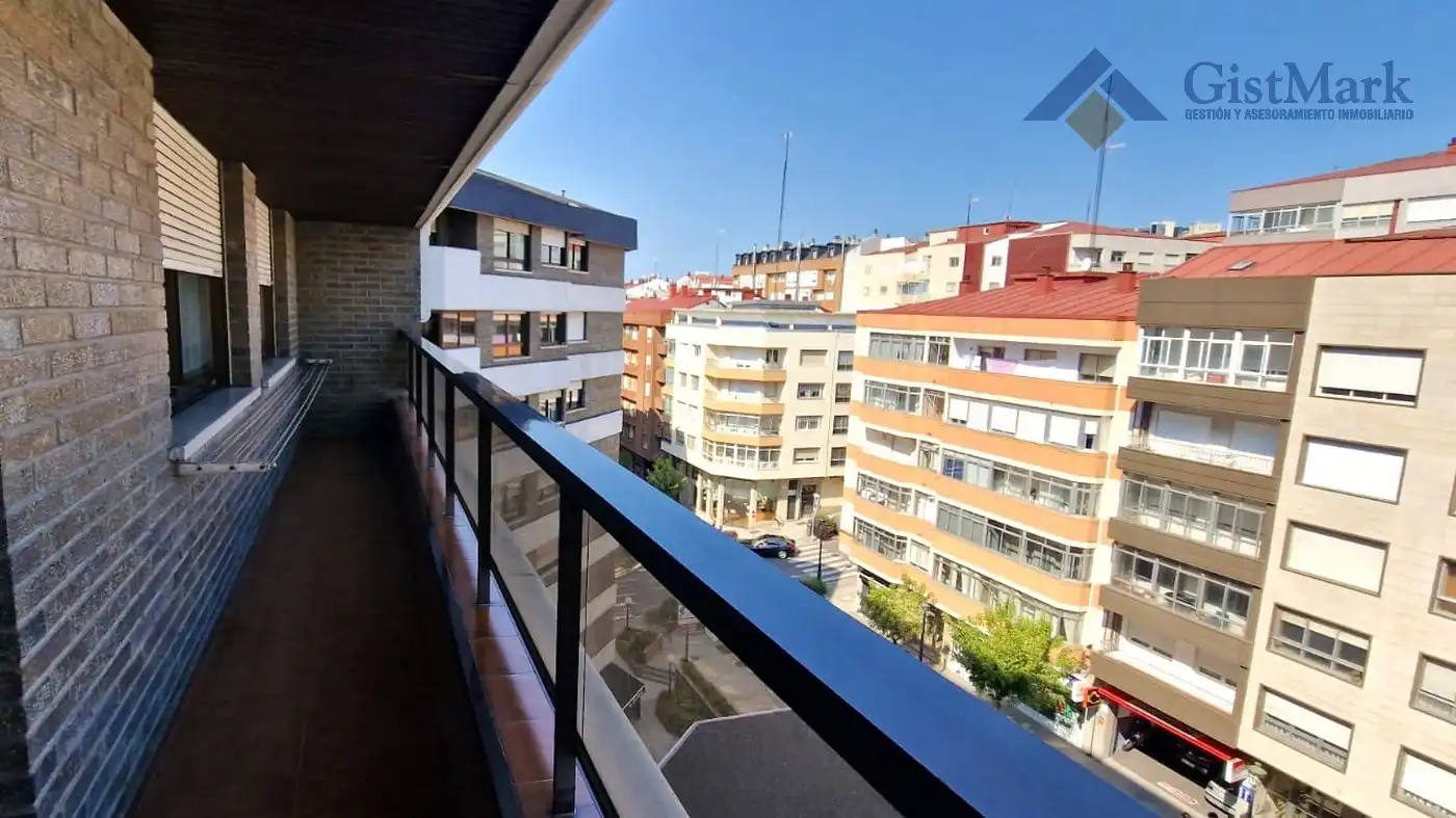 Vista exterior de Piso en venta en Vigo  con Calefacción, Parquet y Terraza