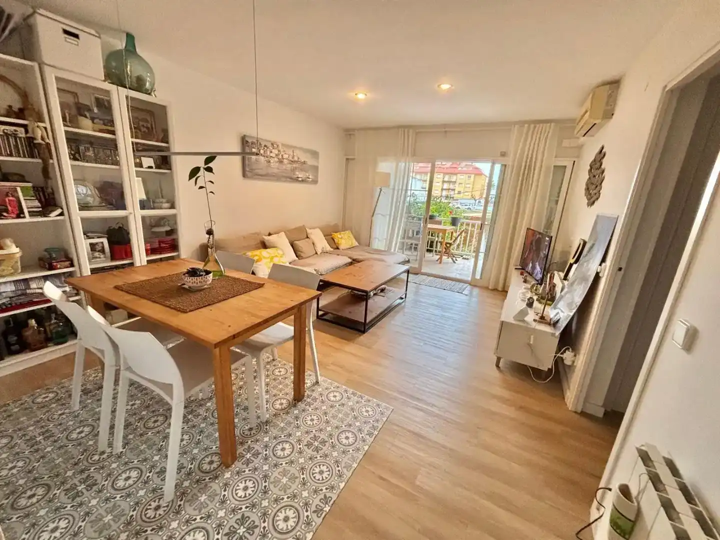 Living room of Flat for sale in Vilanova i la Geltrú  with Air Conditioner, Swimming Pool and Balcony