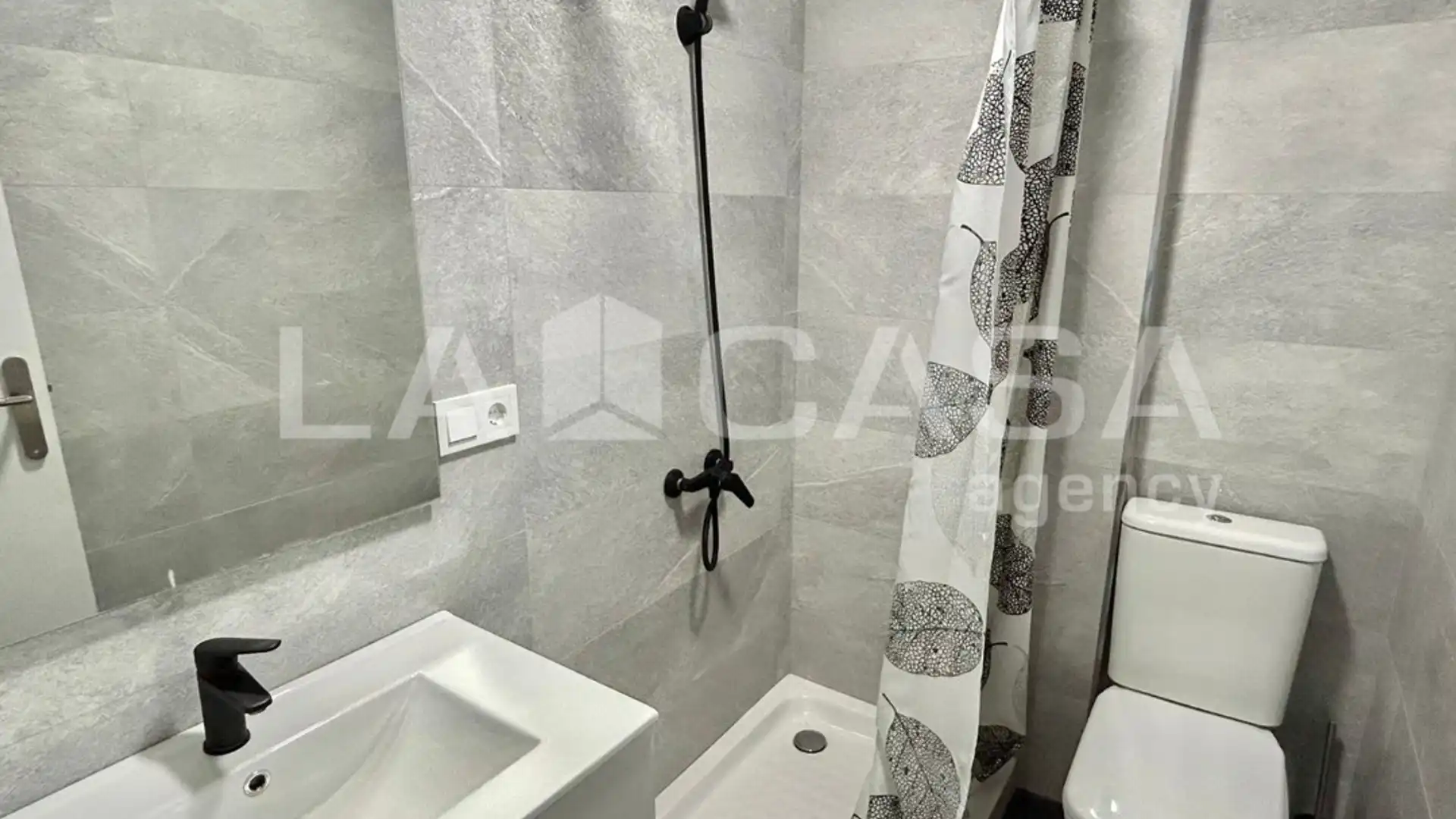 Bathroom of Flat for sale in  Sevilla Capital  with Terrace, Storage room and Swimming Pool