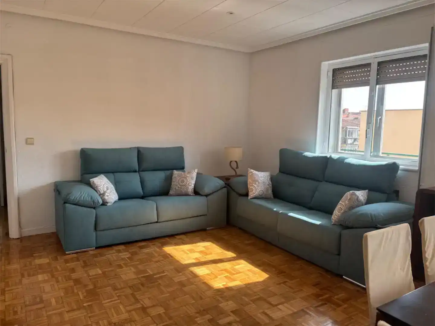 Sala d'estar de Pis de lloguer en Ávila amb Parquet, Moblat i Balcó