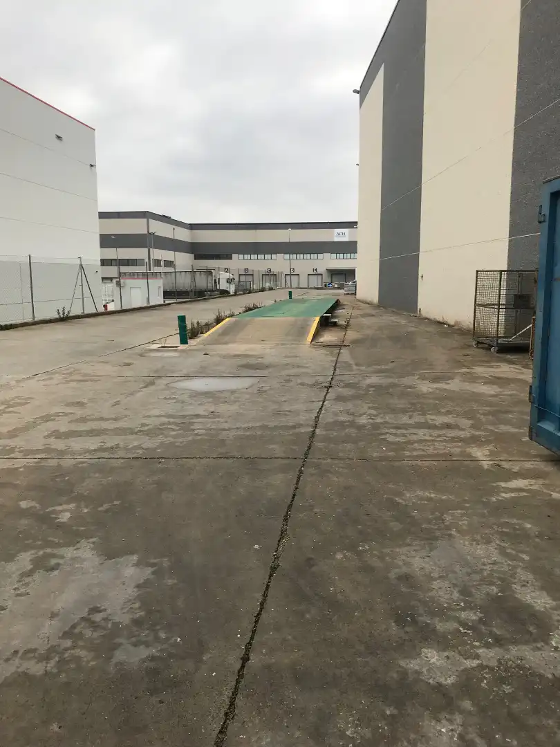 Aparcament de Nau industrial de lloguer en Alovera amb Calefacció i Alarma