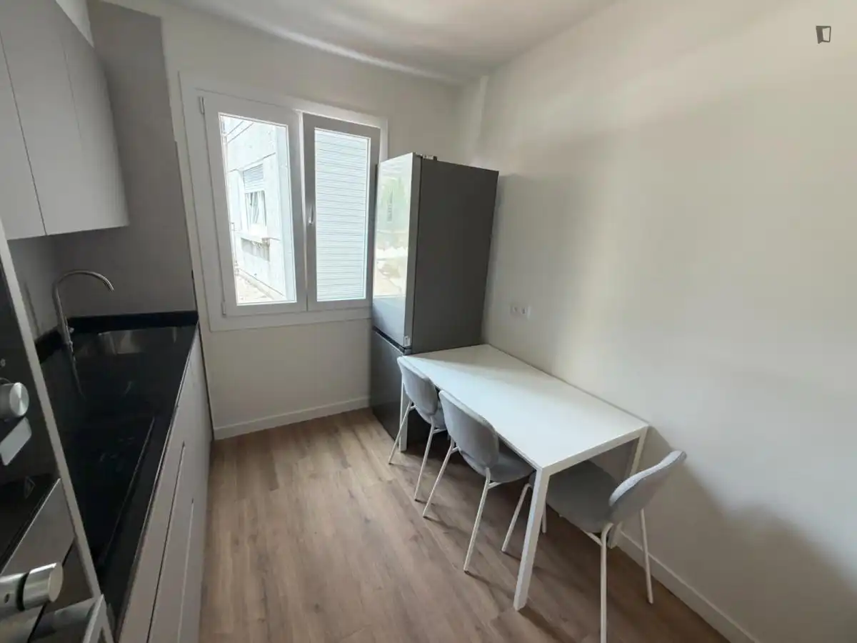 Cuina de Apartament per a compartir en Vigo  amb Moblat, Forn i Microones