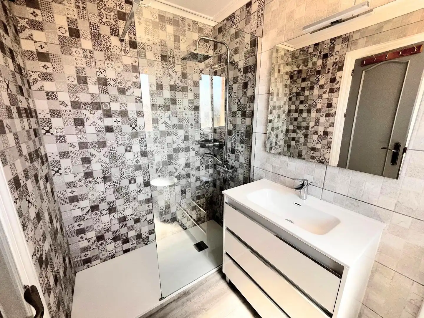 Badezimmer von Erdgeschoss zum Verkauf in La Nucia mit Klimaanlage, Heizung und Privatgarten