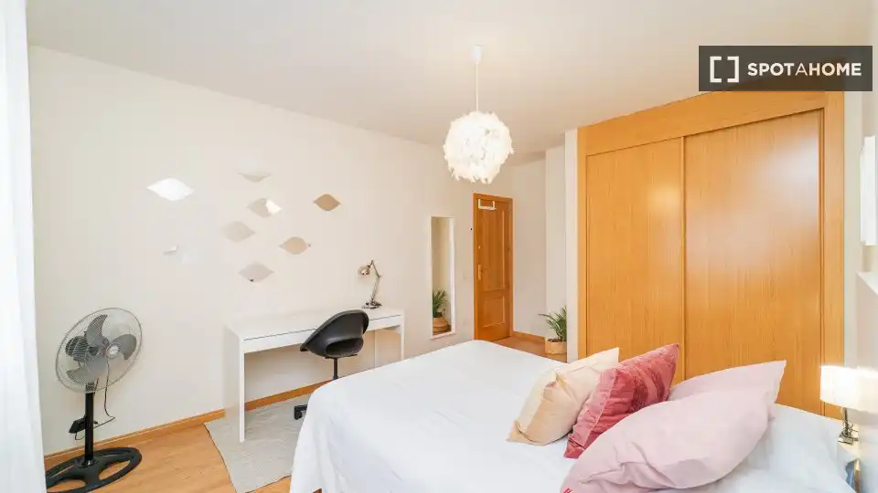 Bedroom of Flat for share in Sevilla la Nueva  with Air Conditioner, Heating and Furnished