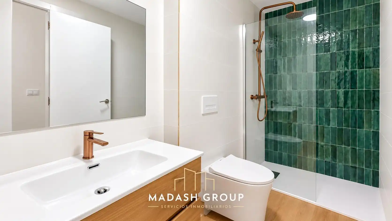 Badezimmer von Wohnung zum Verkauf in Reus mit Parkett und Terrasse