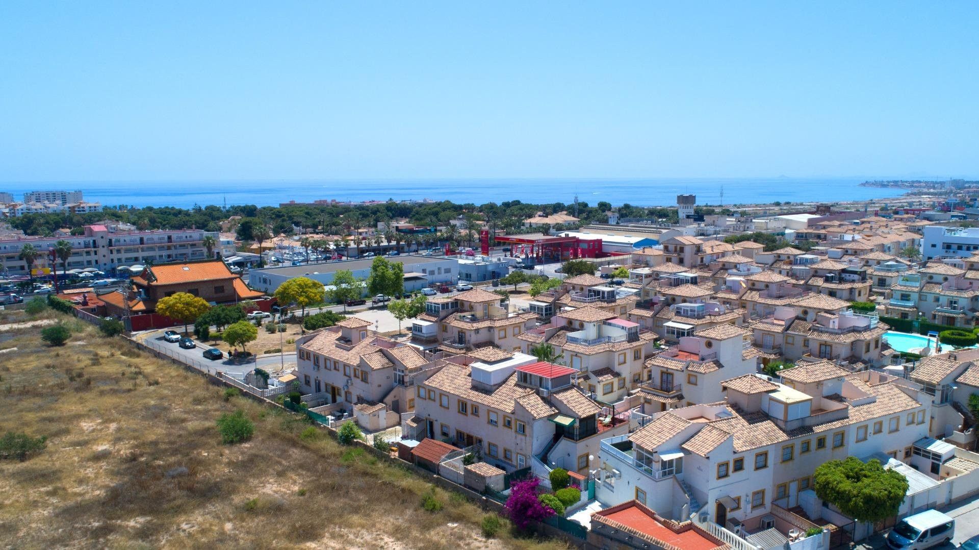 Vista exterior de Casa o xalet en venda en Orihuela amb Calefacció, Jardí privat i Piscina