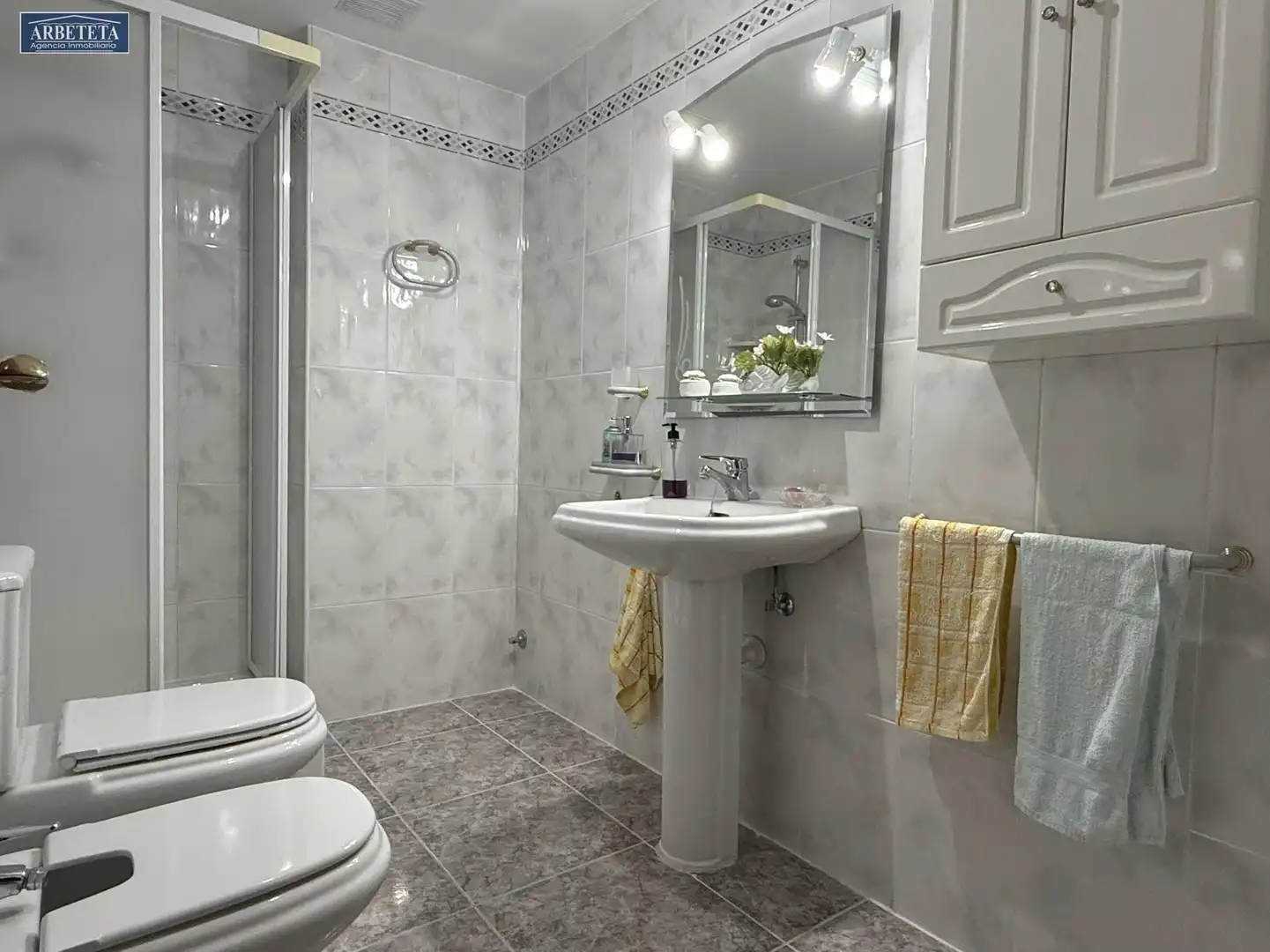 Badezimmer von Einfamilien-Reihenhaus zum Verkauf in Guadalajara mit Heizung, Parkett und Terrasse