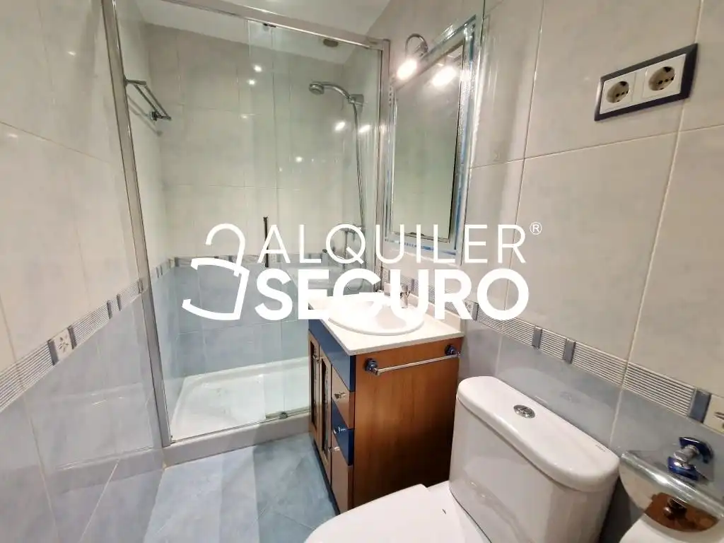 Badezimmer von Wohnung zur Miete in Móstoles mit Klimaanlage und Heizung