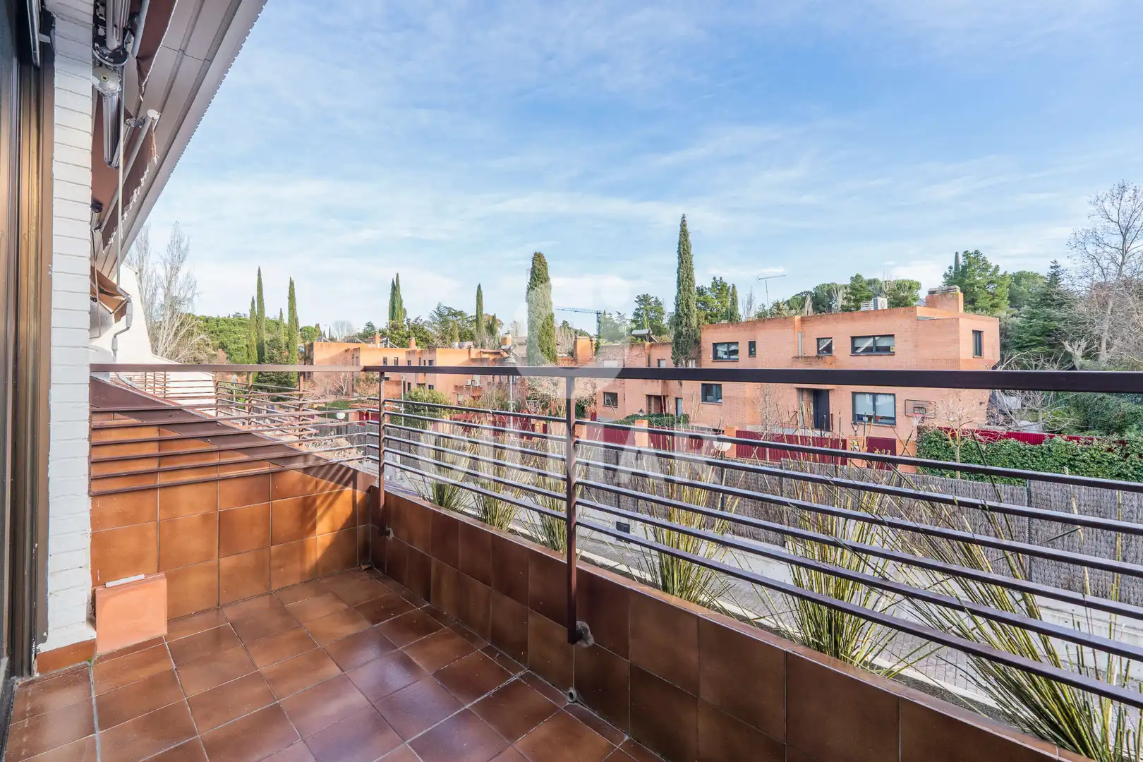 Terrasse von Einfamilien-Reihenhaus zum Verkauf in La Moraleja mit Klimaanlage, Heizung und Privatgarten