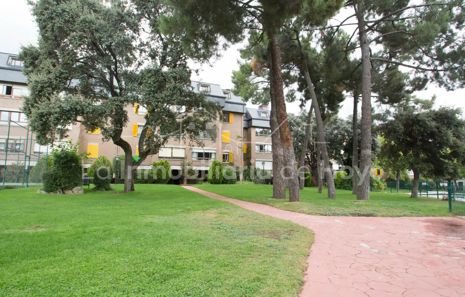 Außenansicht von Wohnung zum Verkauf in Hoyo de Manzanares mit Heizung, Privatgarten und Abstellraum
