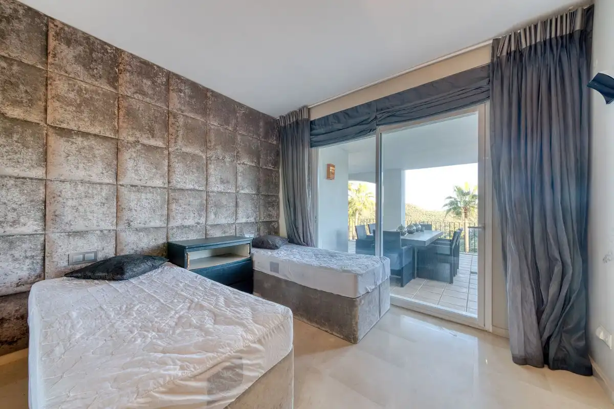 Habitación de Apartamento en venta en Benahavís con Aire acondicionado, Terraza y Piscina comunitaria