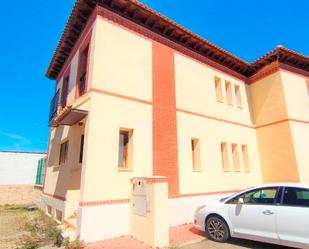 Vista exterior de Casa adosada en venda en Villamayor de Calatrava amb Terrassa i Balcó