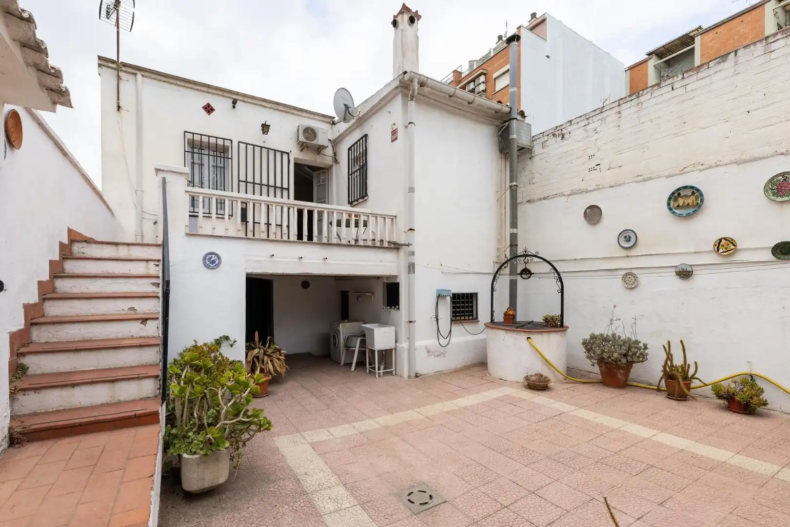 Vista exterior de Casa o xalet en venda en Montcada i Reixac amb Aire condicionat, Calefacció i Jardí privat
