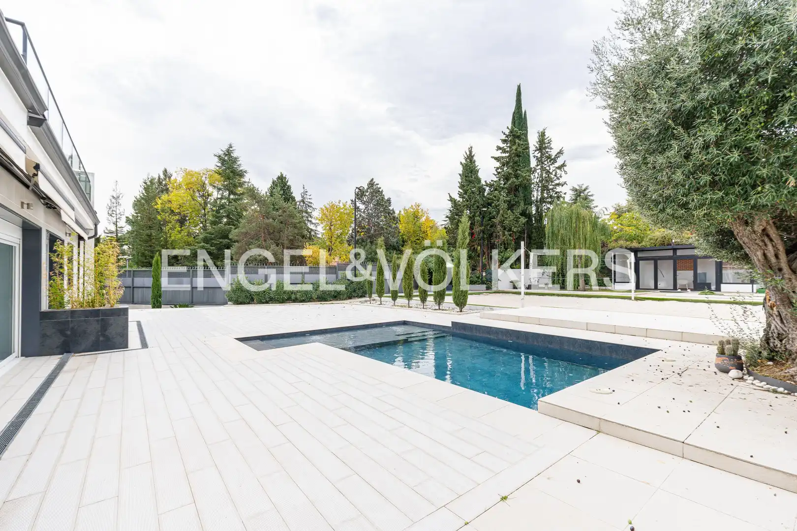 Piscina de Casa o chalet de alquiler en La Moraleja con Aire acondicionado, Calefacción y Jardín privado