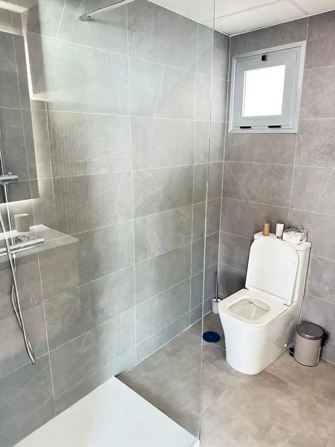 Badezimmer von Einfamilien-Reihenhaus zum Verkauf in Almuñécar mit Klimaanlage, Heizung und Parkett