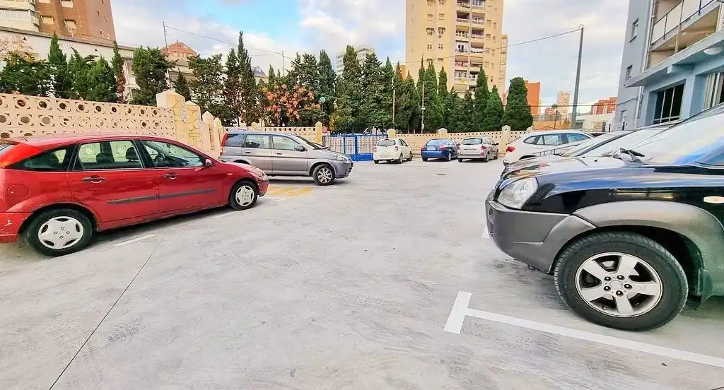 Aparcament de Apartament en venda en Benidorm amb Aire condicionat, Moblat i Piscina comunitària