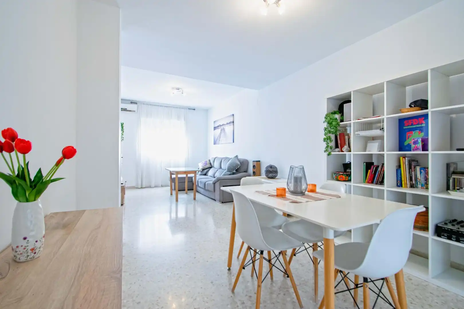 Wohnzimmer von Einfamilien-Reihenhaus zum Verkauf in Bormujos mit Klimaanlage und Terrasse
