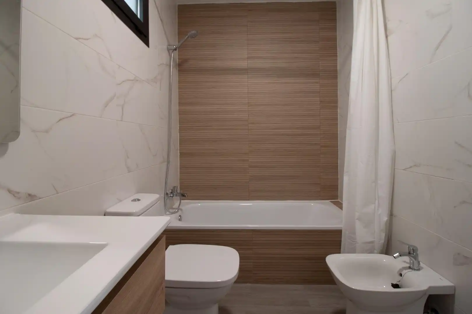 Baño de Piso de alquiler en La Rinconada con Aire acondicionado, Jardín privado y Terraza
