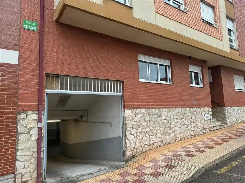 Aparcament amb ascensor en venda a Villaquilambre