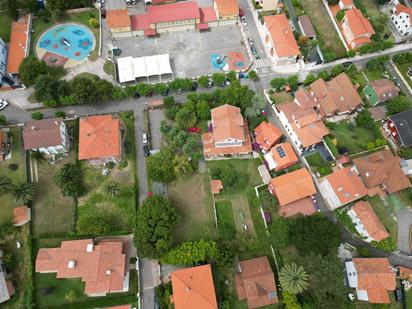 Vista exterior de Casa o xalet en venda en Castrillón amb Calefacció, Jardí privat i Traster