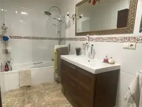 Baño de Piso en venta en Oviedo  con Parquet, Trastero y Piscina