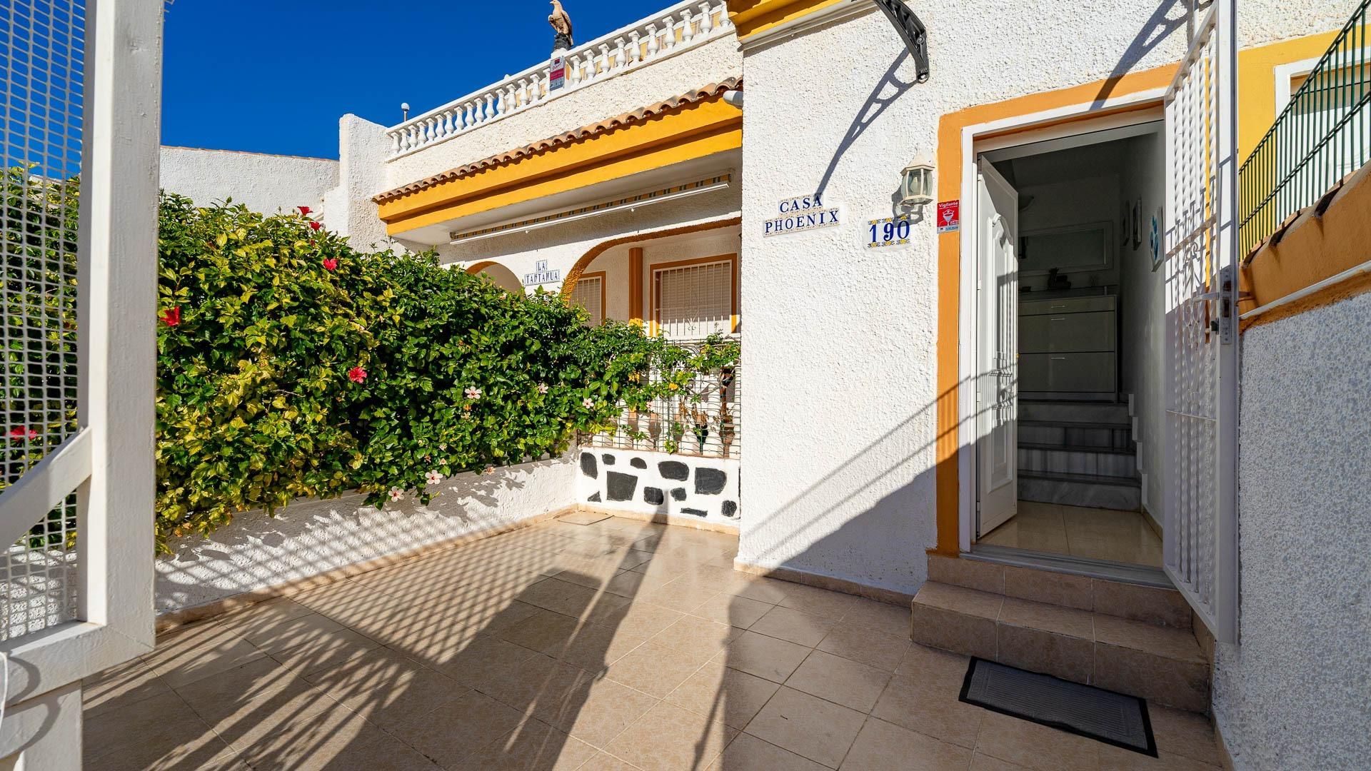 Vista exterior de Casa o xalet en venda en Santa Pola amb Jardí privat, Terrassa i Piscina comunitària