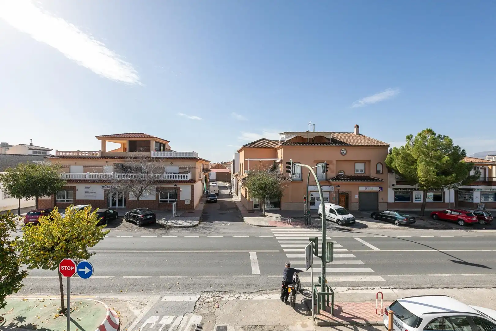 Vista exterior de Casa adosada en venda en Pinos Puente amb Terrassa, Moblat i Balcó